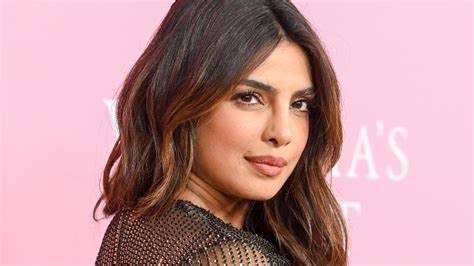 priyanka chopra desnuda|Priyanka Chopra Jonas gave the naked dress an angelic twist at。